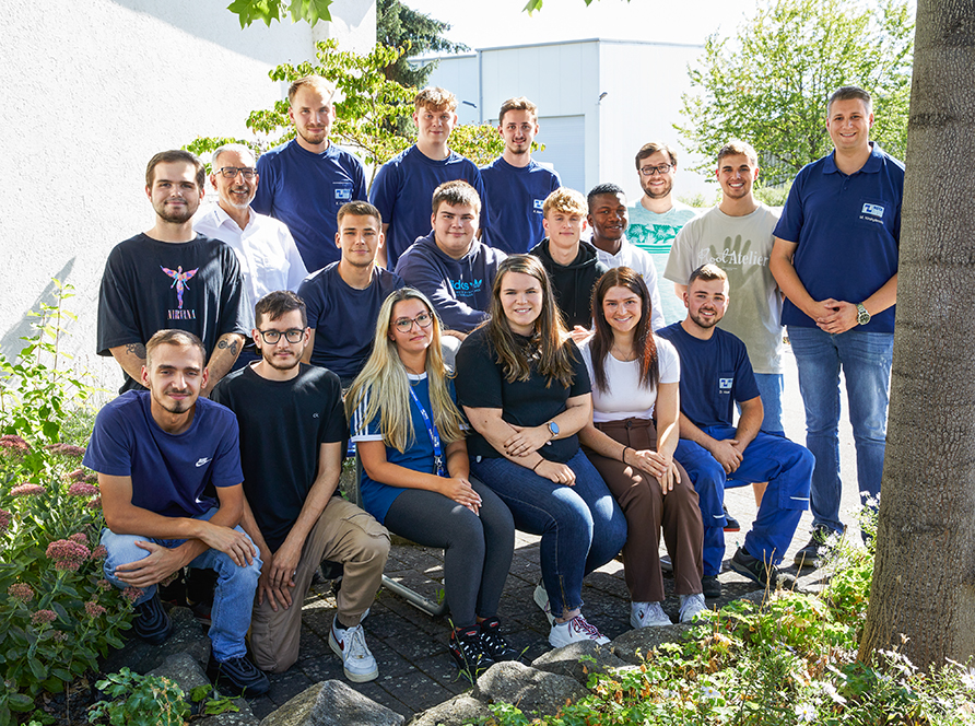 Gruppenfoto der Auszubildenden 2023 mit Ausbilder | RUCH NOVAPLAST GmbH in Oberkirch